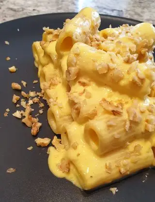 Ricetta Rigatoni uovo, mascarpone, parmigiano, curcuma, pepe di Sichuan e granella di noci di robertobabbilonia