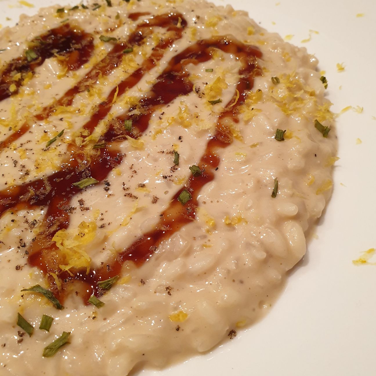 Risotto con caprino, scorza di limone, erba cipollina e salsa di ostriche
