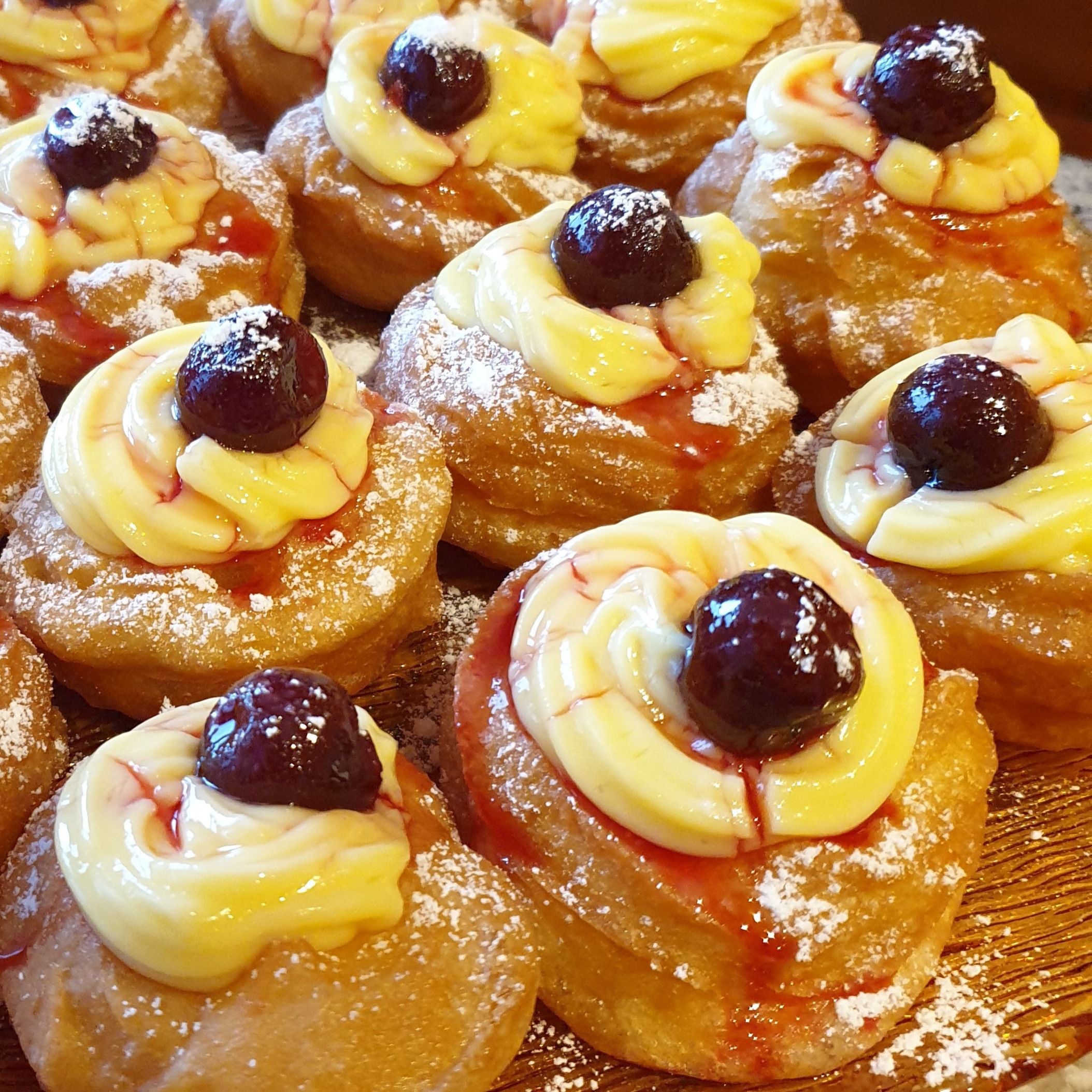 Frittelle di crepe sottili fatte in casa con miele impilate in una pila su  un tavolo con una pentola di latte