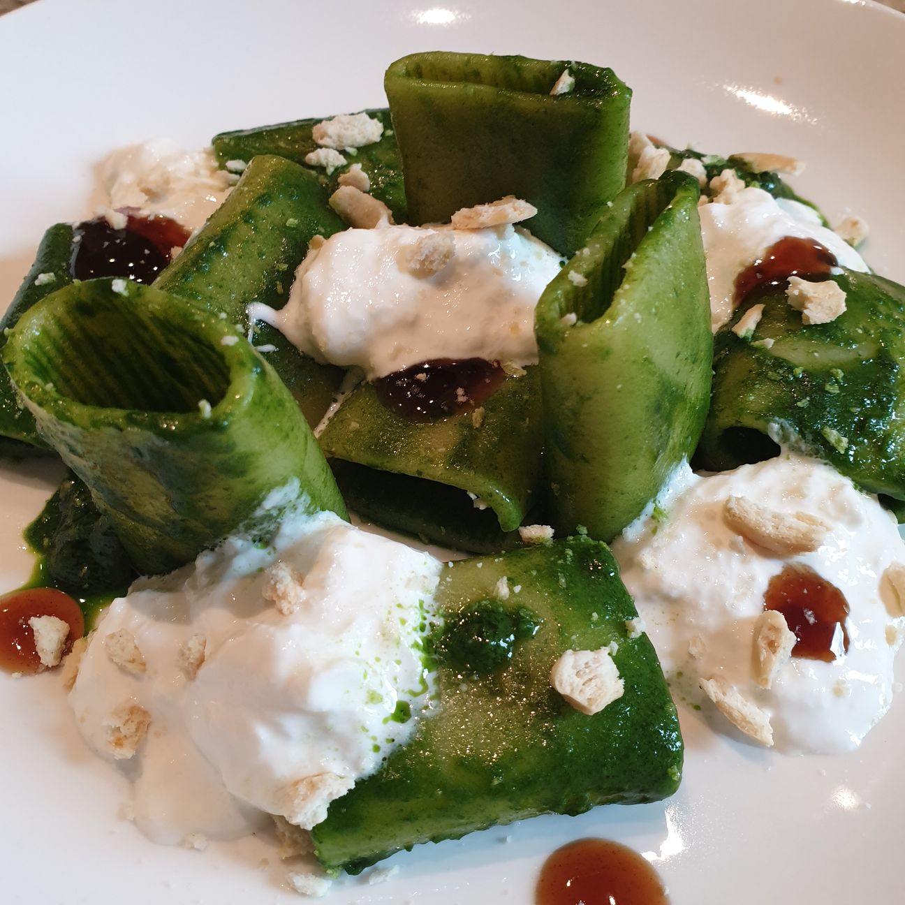 Paccheri in crema di cime di rapa e acciughe con stracciatella di burrata, salsa alle ostriche e taralli sbriciolati