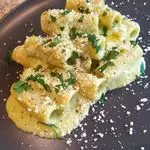 Ricetta Rigatoni in crema di asparagi e mandorle con punte saltate al pepe e parmigiano