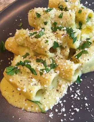 Ricetta Rigatoni in crema di asparagi e mandorle con punte saltate al pepe e parmigiano di robertobabbilonia