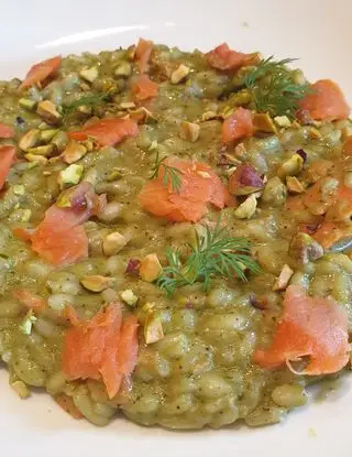 Ricetta Risotto al pesto di pistacchio e basilico con salmone selvaggio affumicato, finocchietto selvatico e granella di pistacchio di robertobabbilonia