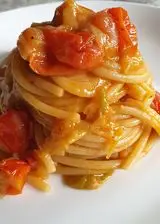 Ricetta Spaghettoni ai cipollotti di Tropea con polvere di peperone crusco e pomodorini ciliegino