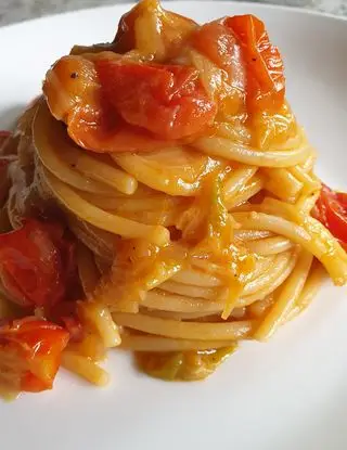 Ricetta Spaghettoni ai cipollotti di Tropea con polvere di peperone crusco e pomodorini ciliegino di robertobabbilonia