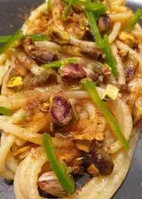 Ricetta Spaghettoni XXL Garofalo in crema d'aglio, burro chiarificato e peperoncino fresco piccante con pistacchi tostati e bottarga di muggine.
