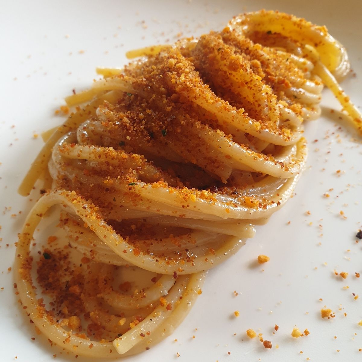Spaghettoni XXL Garofalo con burro, acciughe e pangrattato aromatizzato