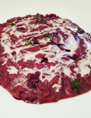 Ricetta Risotto al vino rosso con crema di gorgonzola, rapa rossa, riduzione di vino al miele e timo fresco di robertobabbilonia