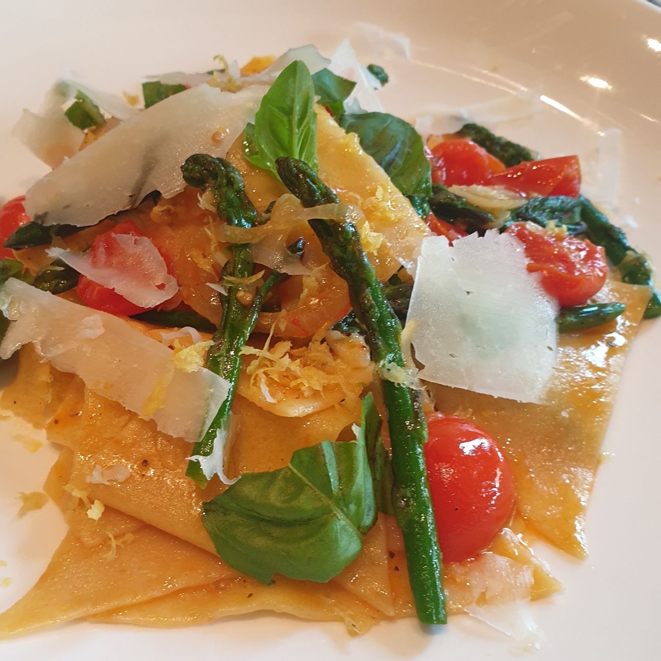 Maltagliati ai ciliegini e punte di asparagi selvatici con scaglie di pecorino sardo e scorzetta di limone