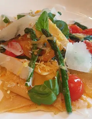 Ricetta Maltagliati ai ciliegini e punte di asparagi selvatici con scaglie di pecorino sardo e scorzetta di limone di robertobabbilonia