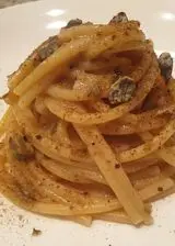 Ricetta Spaghettoni XXL Garofalo al burro, acciughe, bottarga, origano, capperi disidratati e polvere di bacca di ginepro