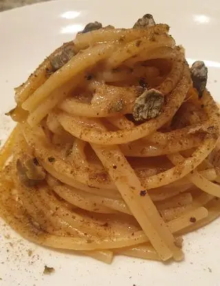 Ricetta Spaghettoni XXL Garofalo al burro, acciughe, bottarga, origano, capperi disidratati e polvere di bacca di ginepro di robertobabbilonia