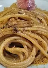 Ricetta Spaghetti aglio nero acciughe e bottarga di muggine 🍝