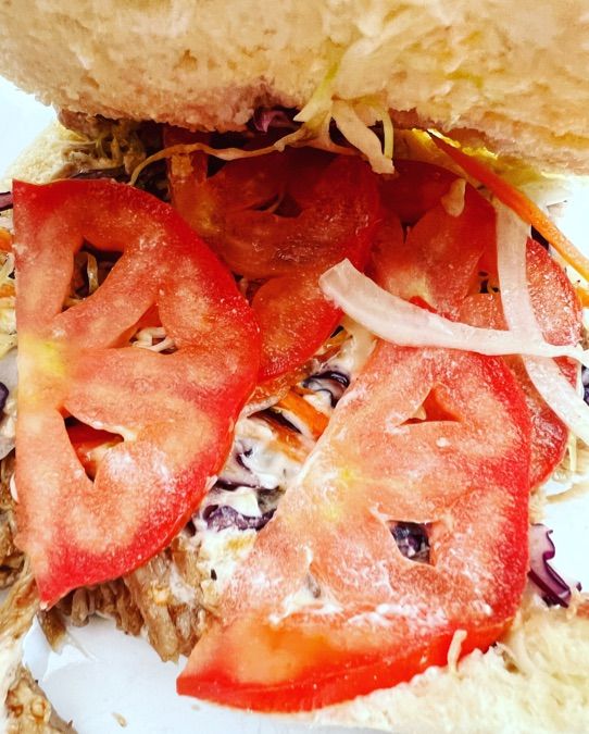 Pane arabo con pulled pork e coleslaw.
