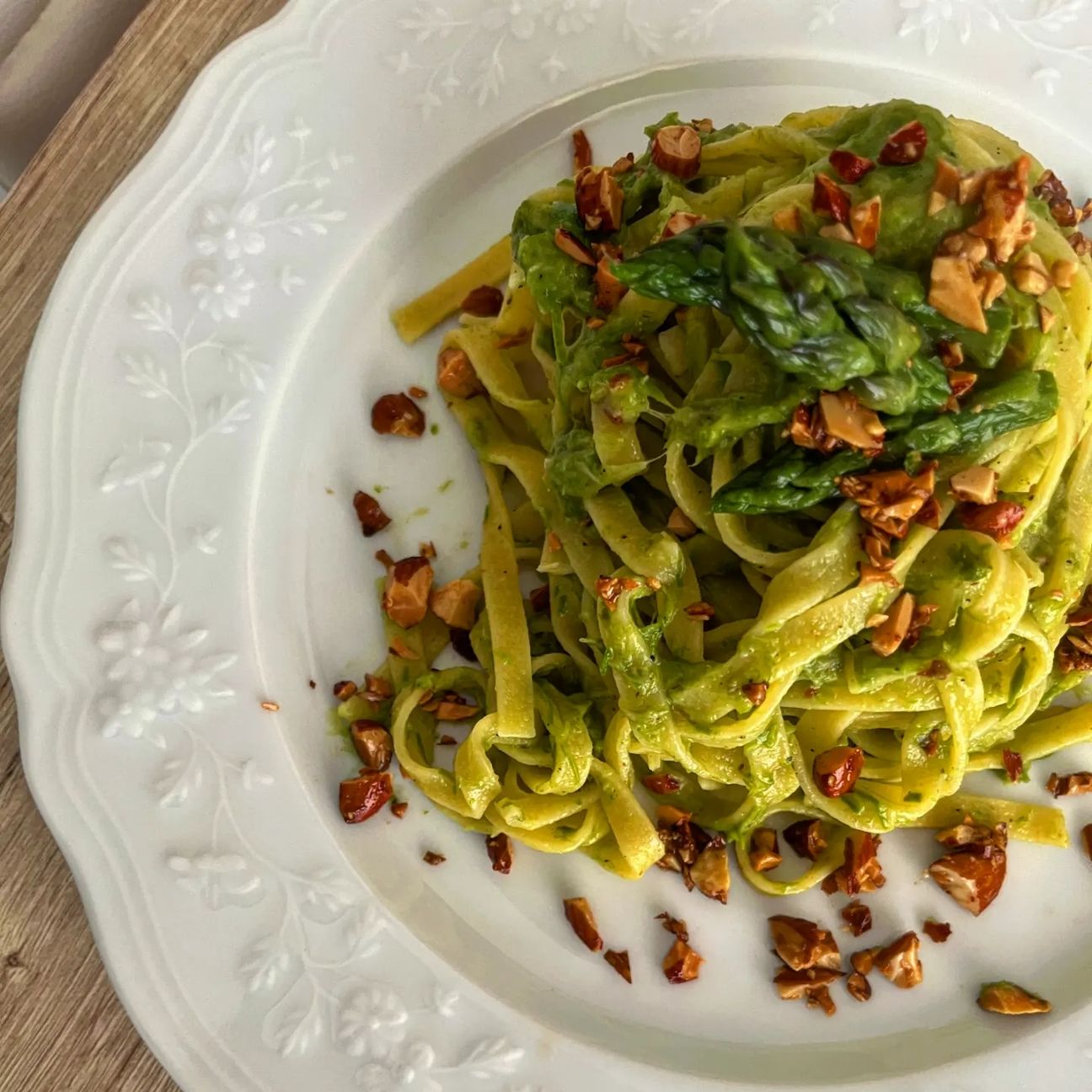 Tagliatelle con asparagi e granella di mandorle