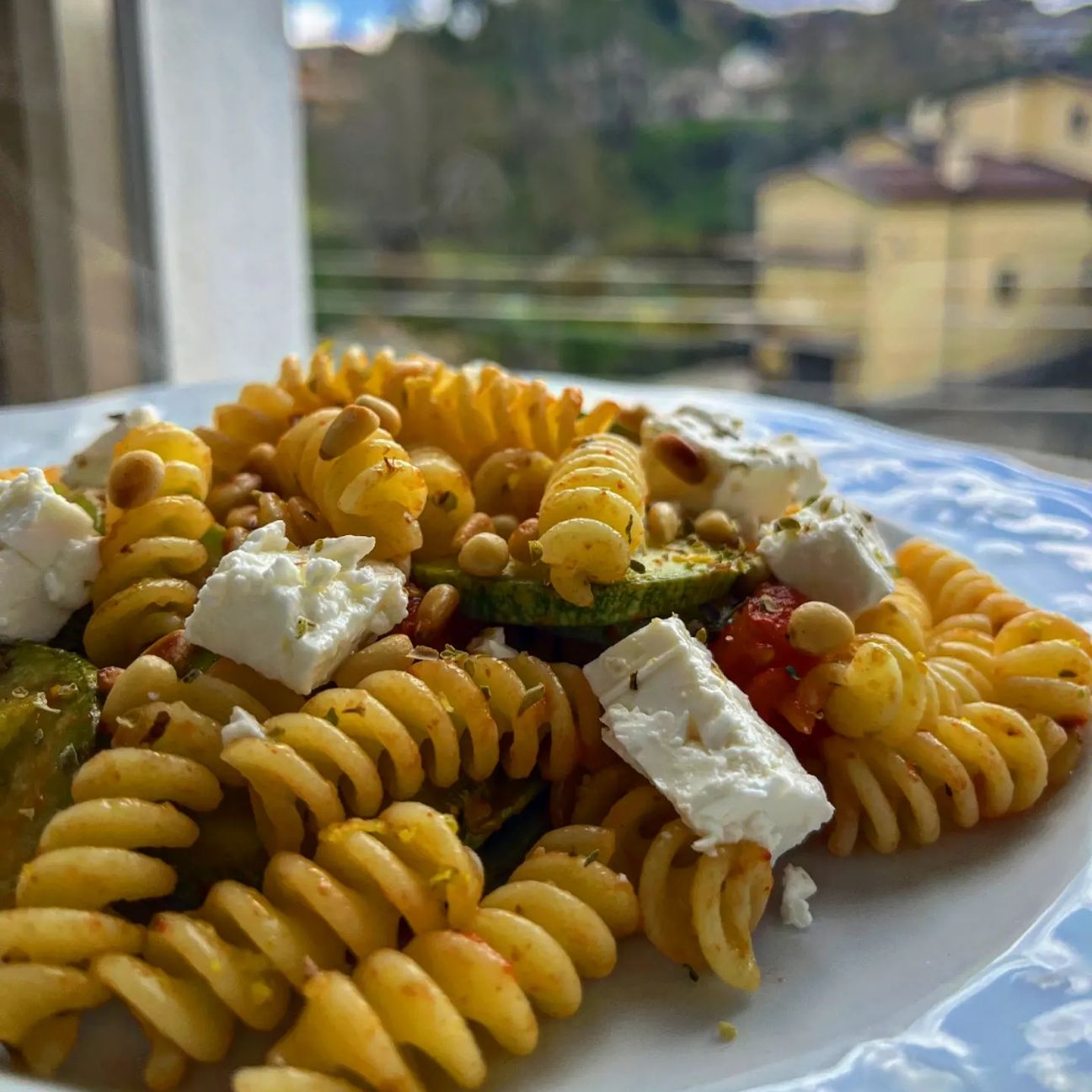 Fusilli con zucchine, pomodorini, feta e pinoli tostati