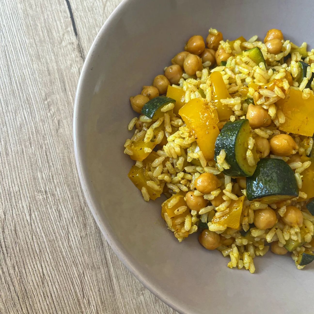 Riso integrale con zucchine, peperoni gialli e ceci..al curry!