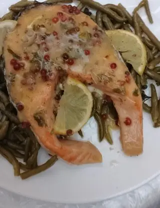 Ricetta Trancio di Salmone in salsa al limone , con pepe Rosa, su un letto di fagiolini di monello