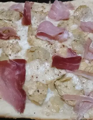 Ricetta Focaccia sottile bianca mozzarella carciofini e speck di monello