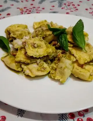 Ricetta Ravioli spinaci e ricotta con pesto al basilico con mandorle tostate di monello