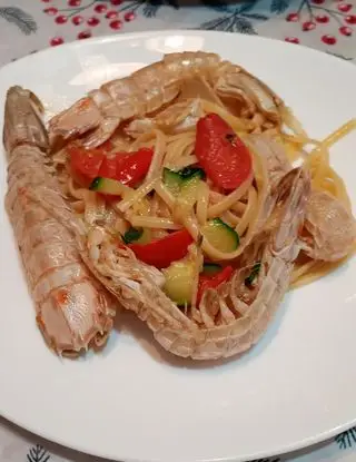 Ricetta Limguine in bianco con sugo di Canocchie di monello