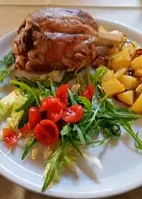 Ricetta Stinco di maiale con patate alla curcuma  e insalatina mista