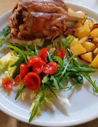 Ricetta Stinco di maiale con patate alla curcuma  e insalatina mista di monello