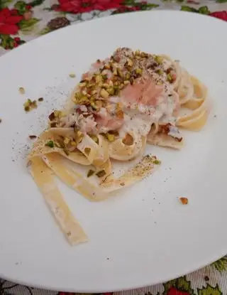 Ricetta Tagliolini freschi Robiola Salmone affumicato e pistacchio di monello