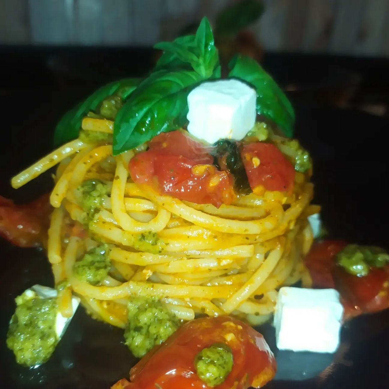 Spaghetti pomodorini,pesto e feta