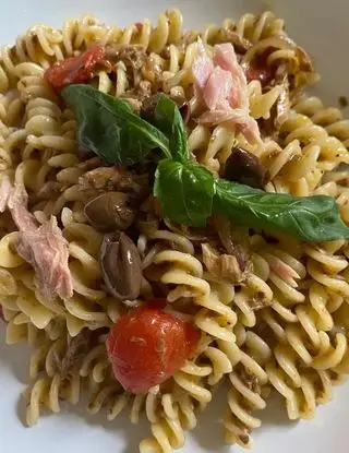 Ricetta Fusilli con Pesto di Olive taggiasche,pomodorini e tonno  di maryaifornelli