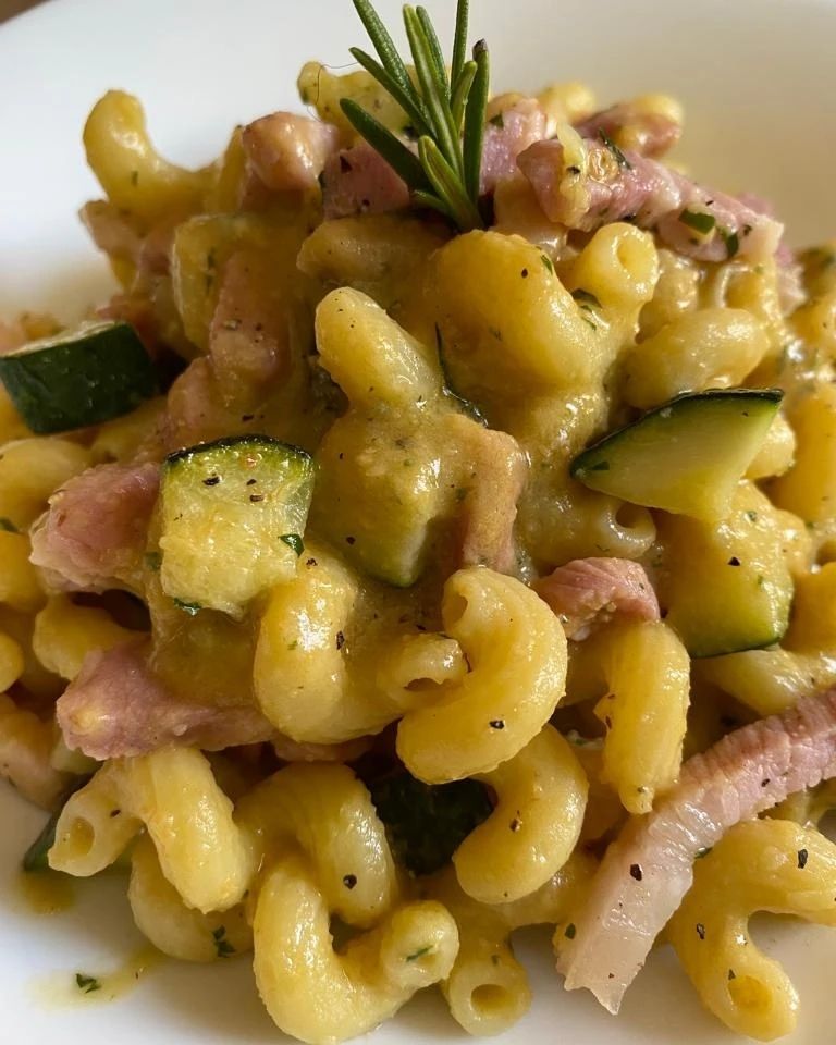 Celentani con crema di ceci, zucchine e pancetta