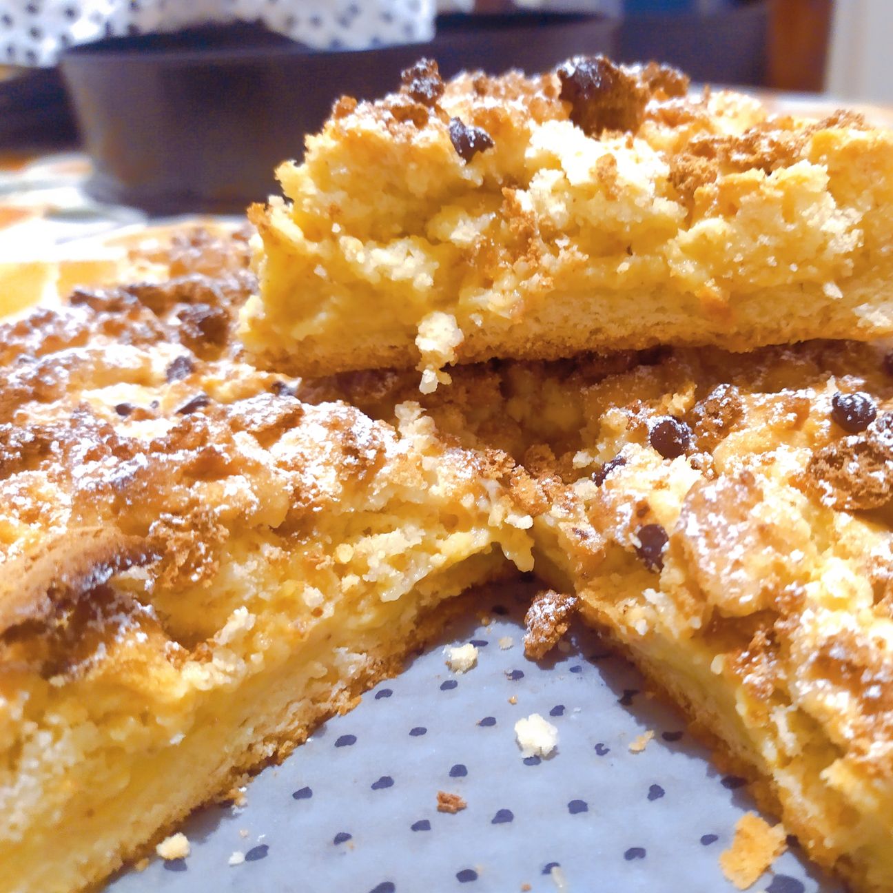 Sbriciolata con crema pasticcera, amaretti e gocce di cioccolato