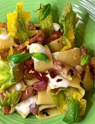 Ricetta Calamarata con cacio, pancetta, fiori di zucca fritti e zest di limone di PORKBLOGGER