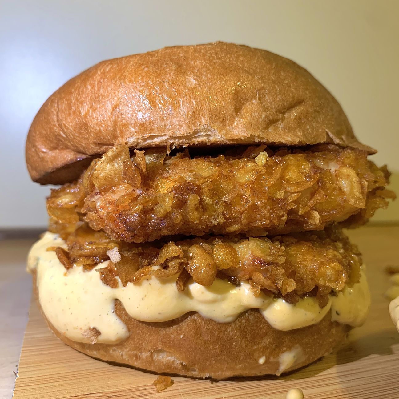 Burger con pollo fritto e salsa speciale