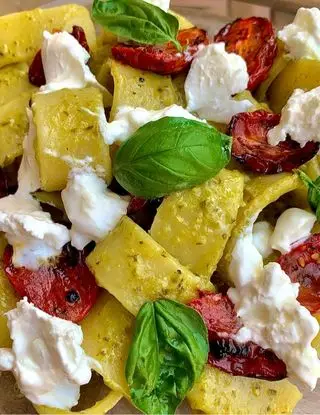 Ricetta Calamarata con pesto, pomodorini confit e burrata di PORKBLOGGER