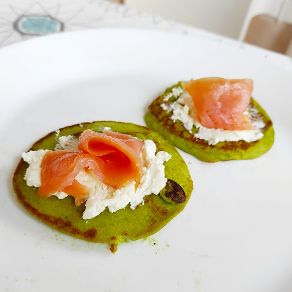 Pancake di piselli con formaggio e salmone
