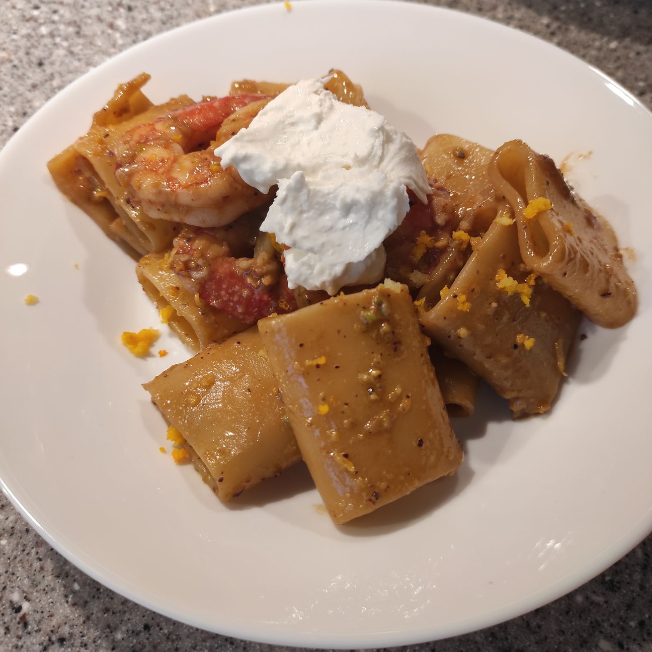 Paccheri pesto di pistacchi, gamberi e burrata