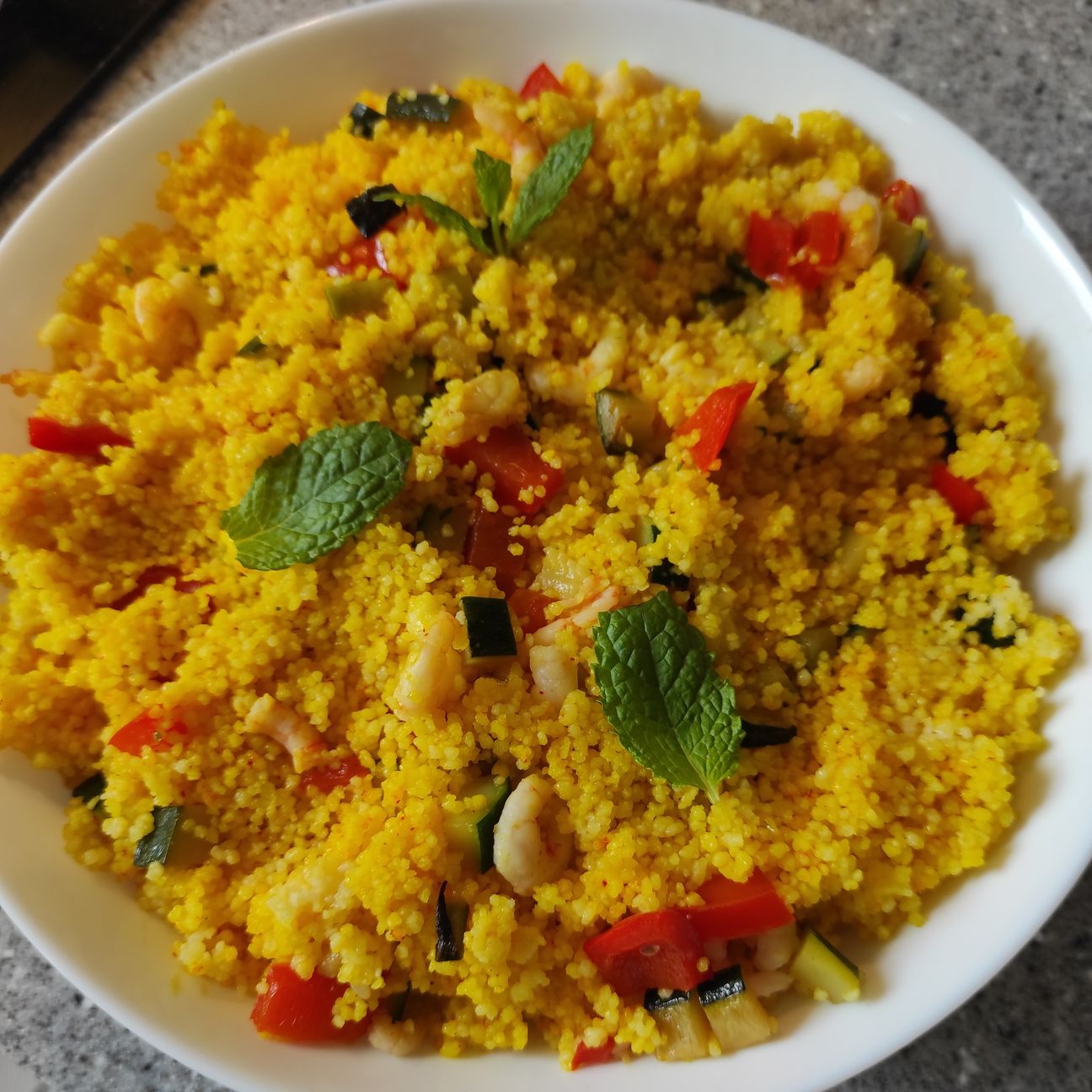 Cous cous con gamberetti, verdure e zafferano