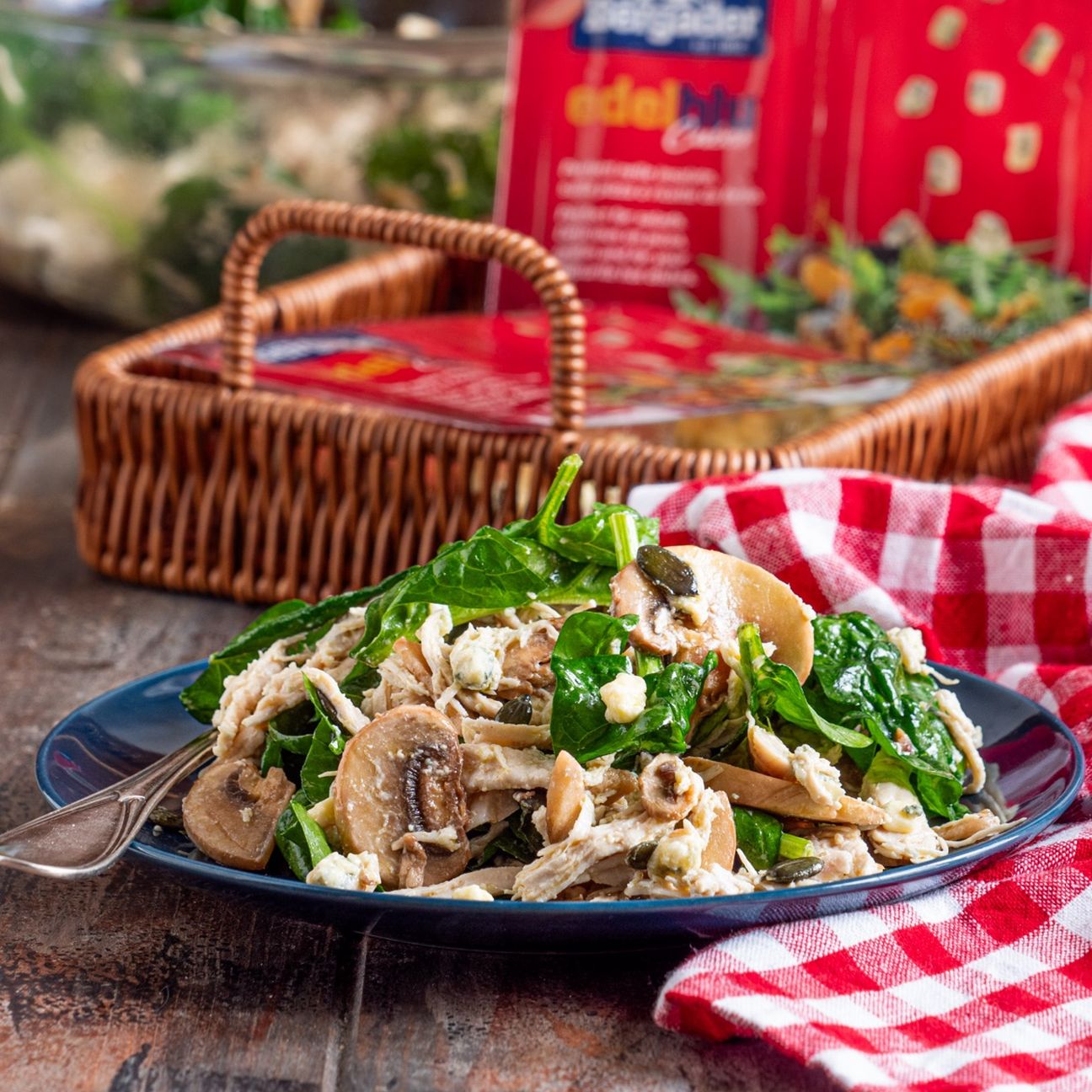 Insalata di pollo con spinaci, funghi e Edelblu Cubes Bergader