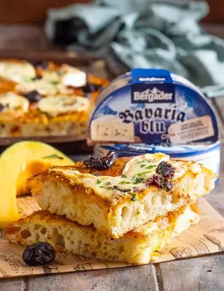 Ricetta Pizza con crema di zucca, olive infornate e Bavaria Blu Bergader di m.cheffa