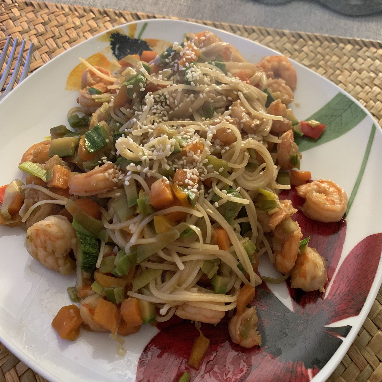 Noodles con verdure e gamberi