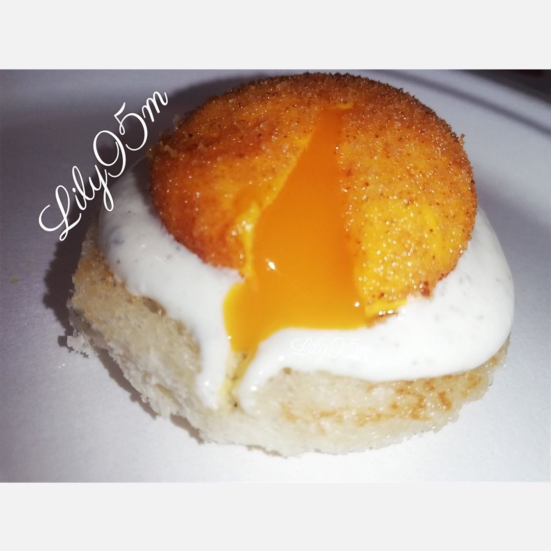 Uovo croccante su crema alle erbe