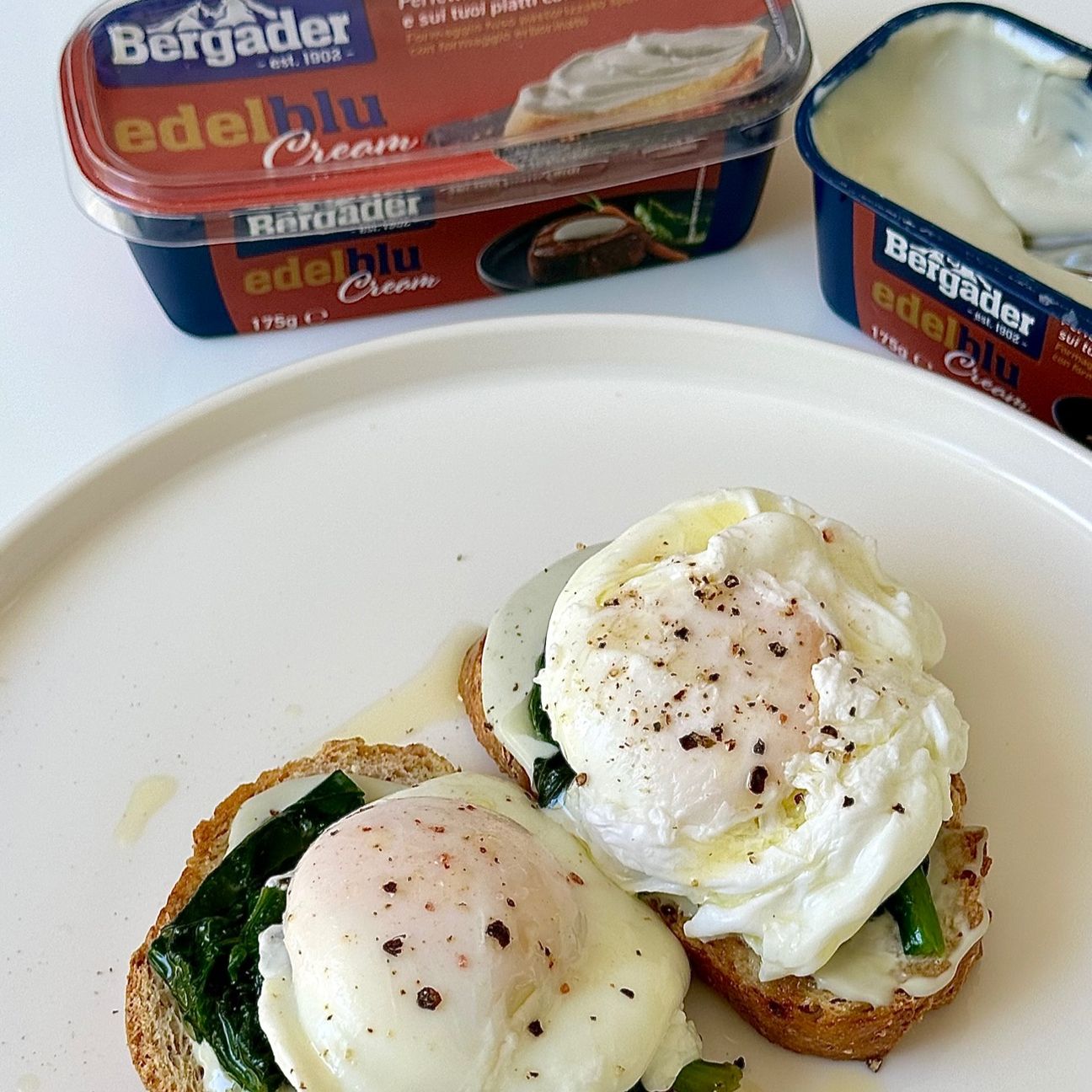 Crostini con Edelblu Cream Bergader, spinaci e uovo in camicia
