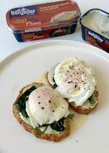 Ricetta Crostini con Edelblu Cream Bergader, spinaci e uovo in camicia