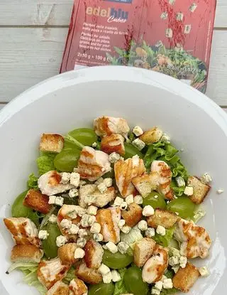 Ricetta Insalata con Edelblu Cubes Bergader, pollo, uva e crostini di virginia.fabbri