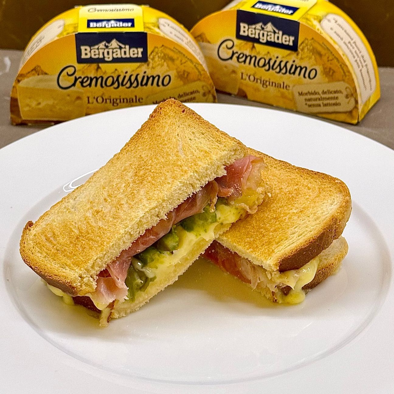 Toast con speck, asparagi e Cremosissimo Originale Bergader