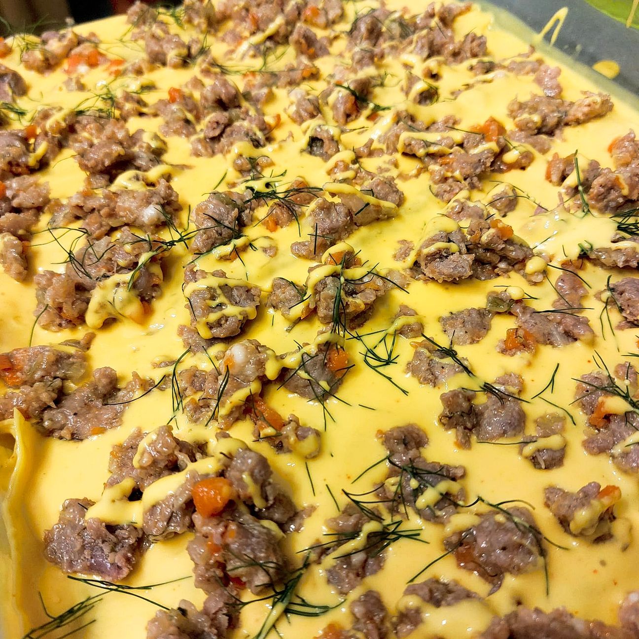 Lasagna con purpuzza, besciamella allo zafferano e finocchietto selvatico
