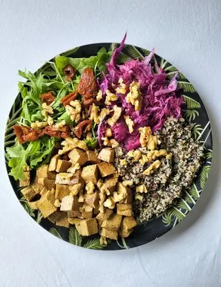 Ricetta 🥗Insalata di quinoa con Tofu affumicato e Noci 🥗 di dilettante93