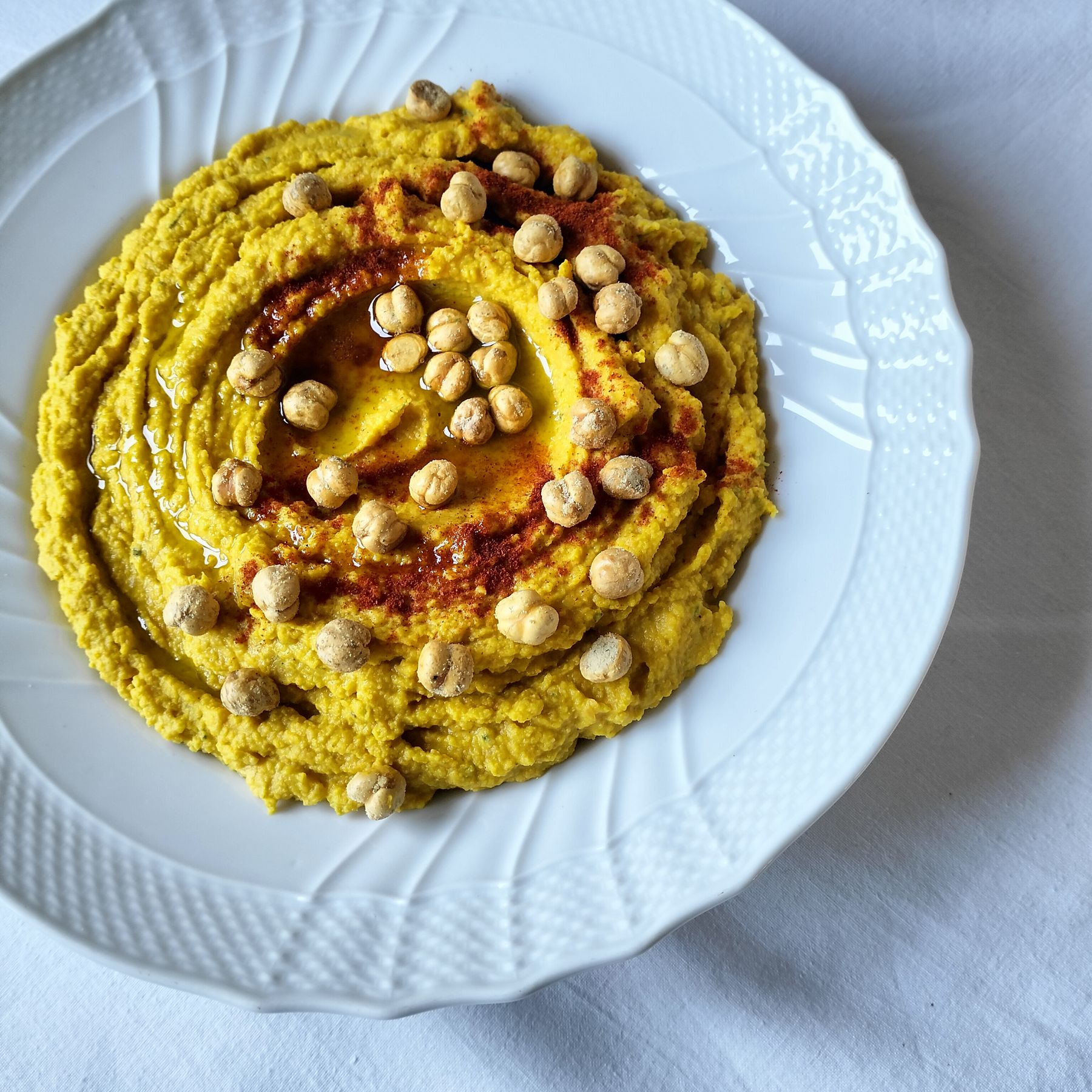 Spaghetti integrali con hummus al curry, carote e taccole