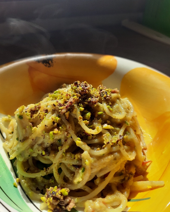 Spaghetto pesto di zucchine pistacchi e alici